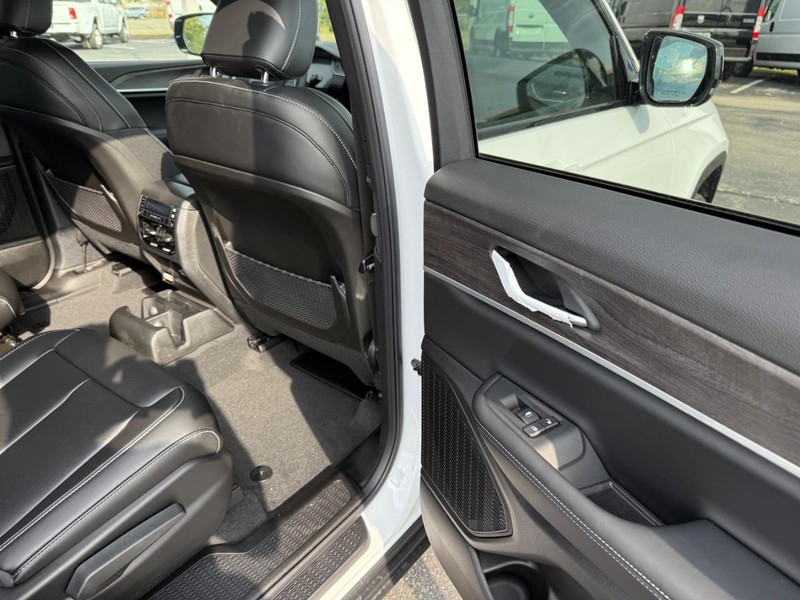 Jeep Grand Cherokee L Vehicle Full-screen Gallery Image 12