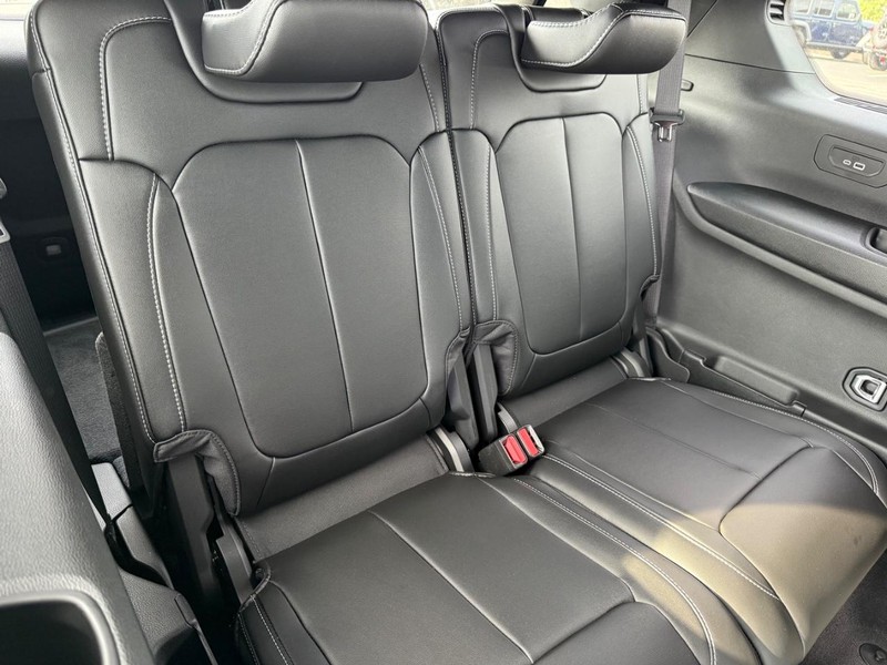 Jeep Grand Cherokee L Vehicle Full-screen Gallery Image 13