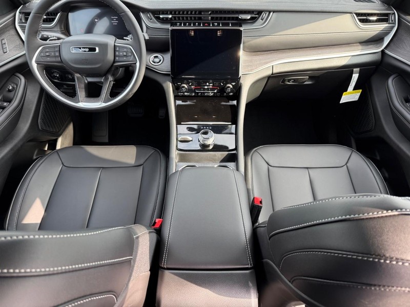 Jeep Grand Cherokee L Vehicle Full-screen Gallery Image 14