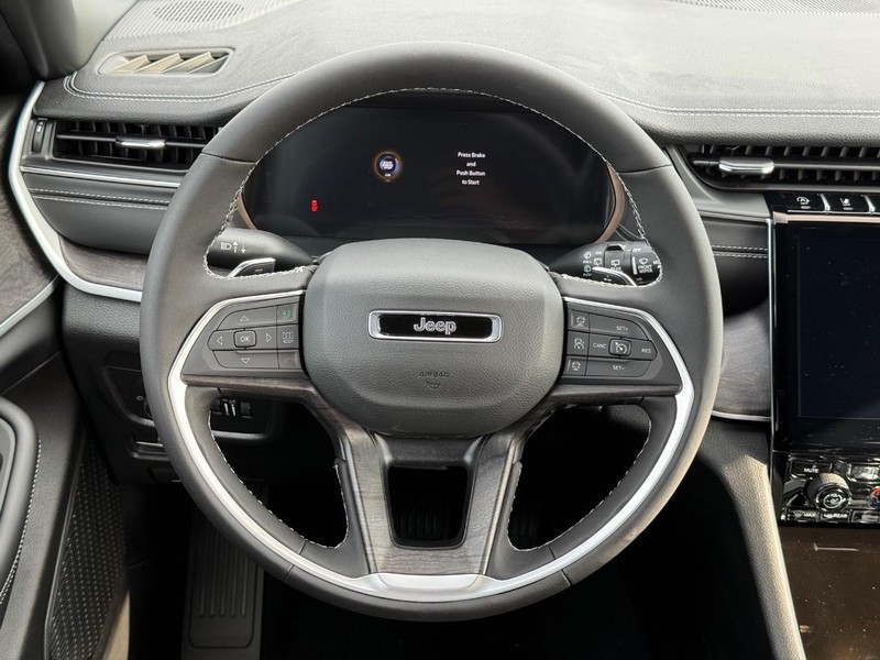 Jeep Grand Cherokee L Vehicle Full-screen Gallery Image 15