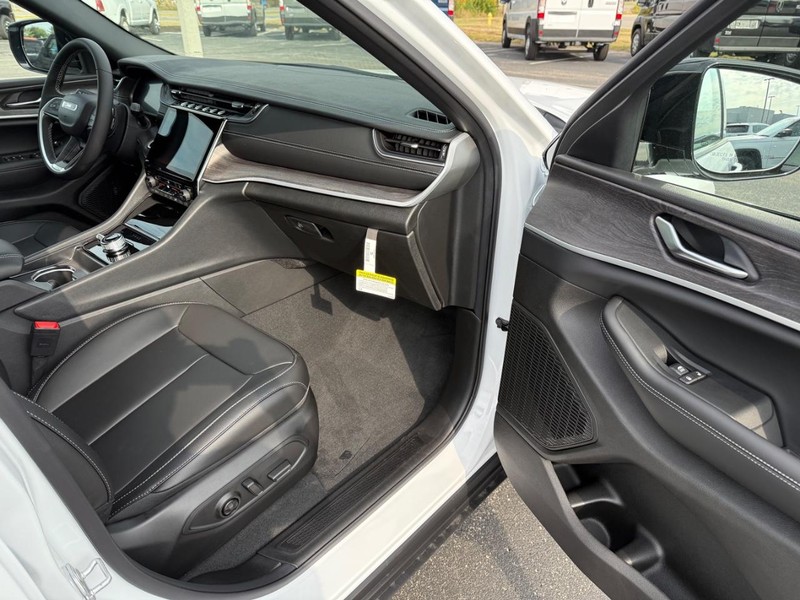 Jeep Grand Cherokee L Vehicle Full-screen Gallery Image 16