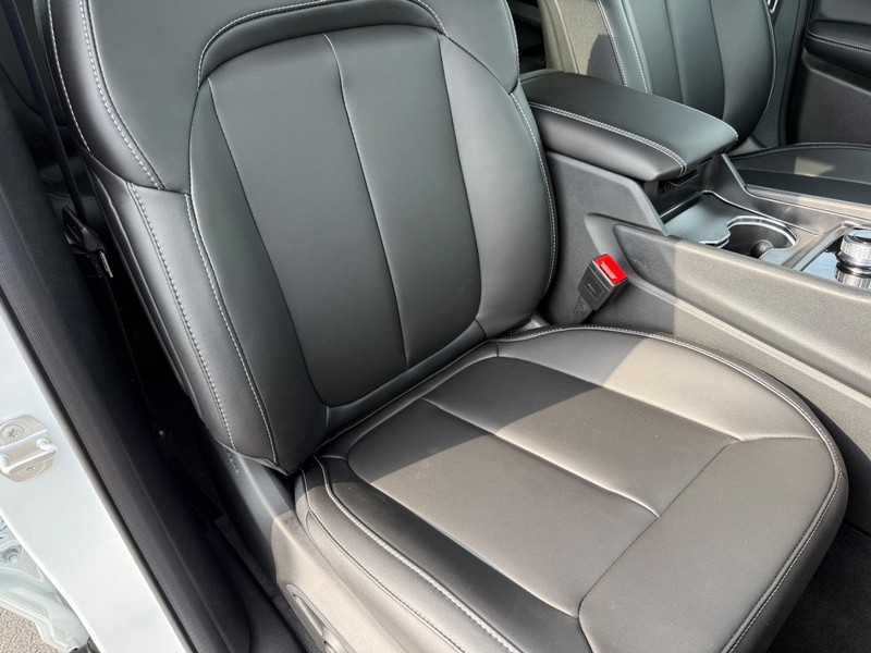 Jeep Grand Cherokee L Vehicle Full-screen Gallery Image 17