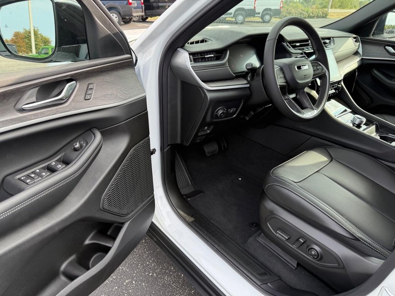 Jeep Grand Cherokee L Vehicle Full-screen Gallery Image 18