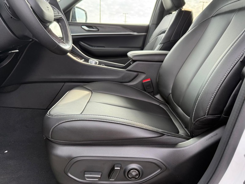 Jeep Grand Cherokee L Vehicle Full-screen Gallery Image 19