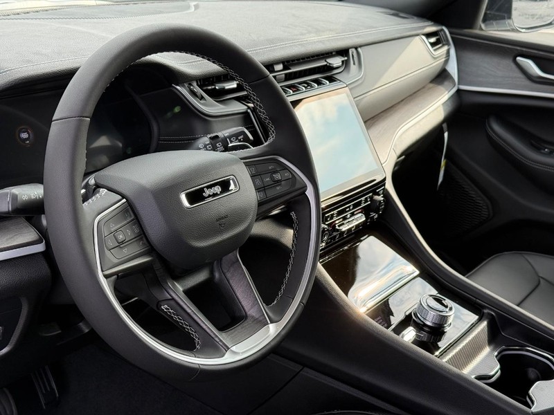 Jeep Grand Cherokee L Vehicle Full-screen Gallery Image 20