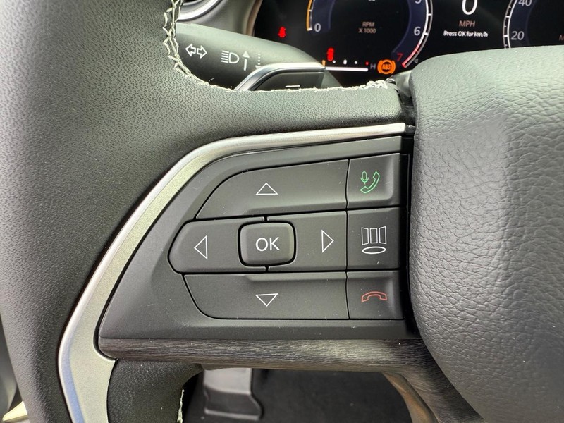 Jeep Grand Cherokee L Vehicle Full-screen Gallery Image 21