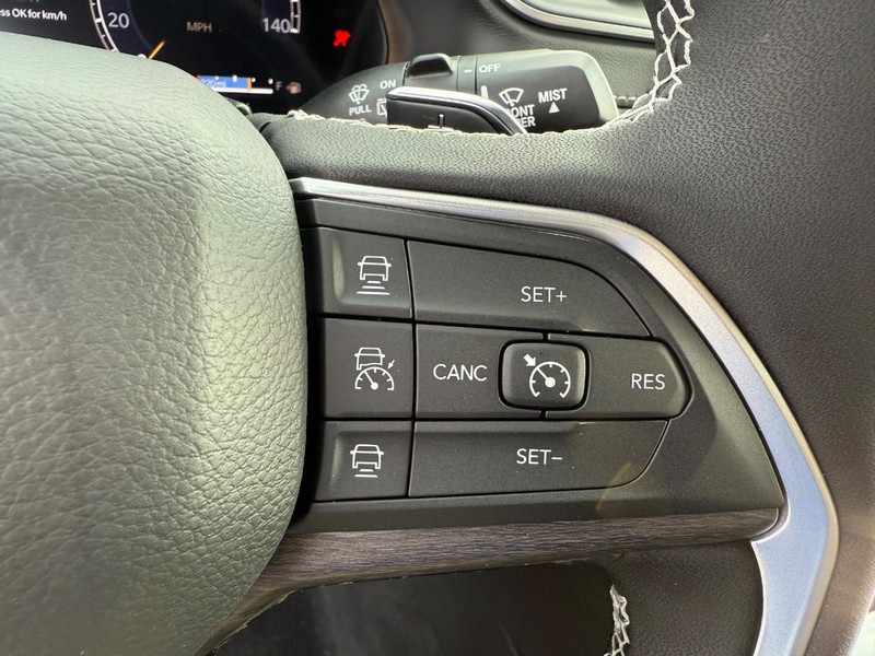 Jeep Grand Cherokee L Vehicle Full-screen Gallery Image 22