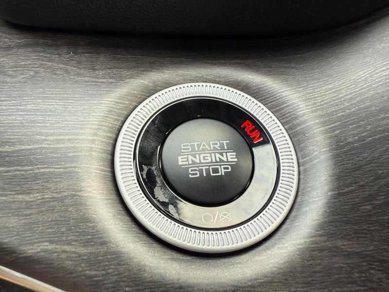 Jeep Grand Cherokee L Vehicle Full-screen Gallery Image 23