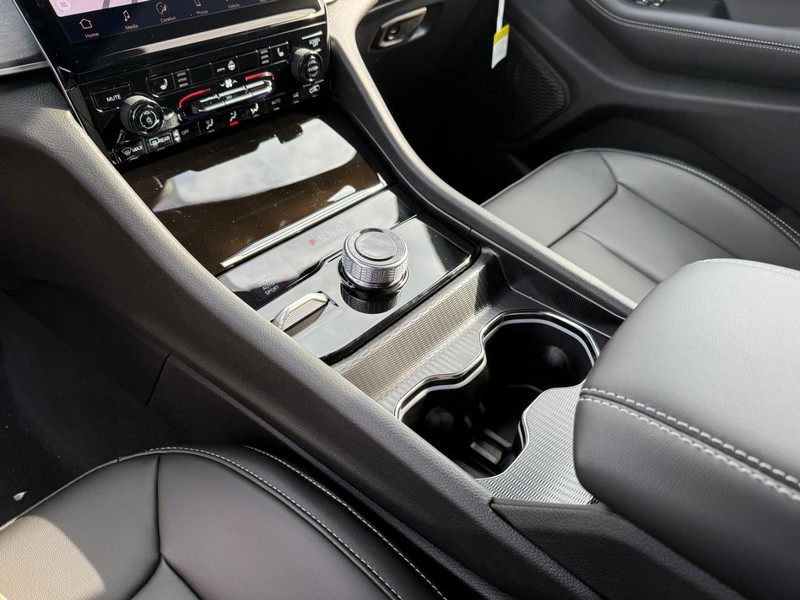 Jeep Grand Cherokee L Vehicle Full-screen Gallery Image 28