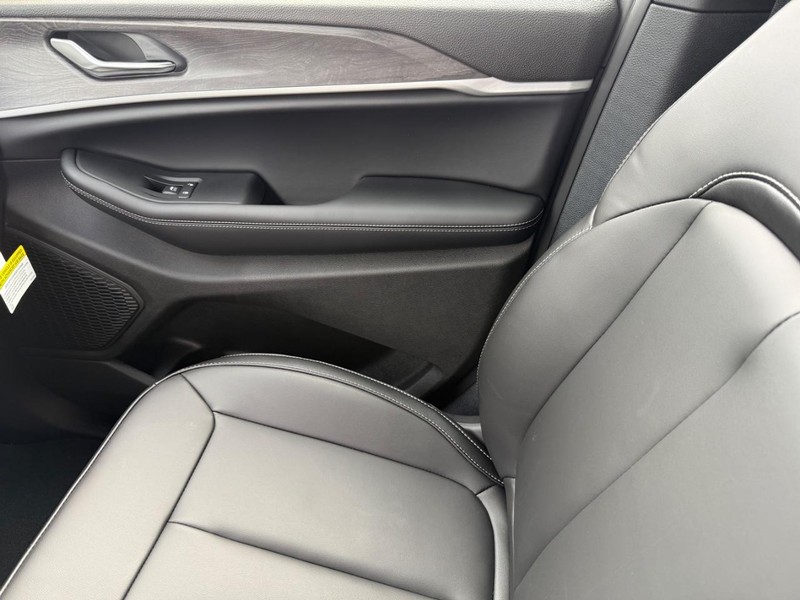 Jeep Grand Cherokee L Vehicle Full-screen Gallery Image 29