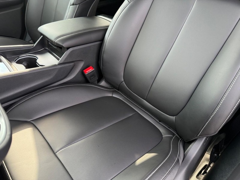 Jeep Grand Cherokee L Vehicle Full-screen Gallery Image 32