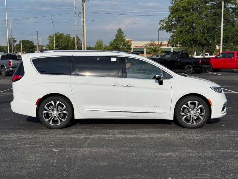 Chrysler Pacifica Vehicle Full-screen Gallery Image 2