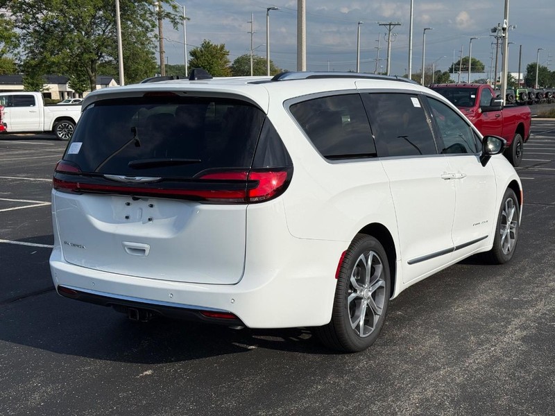 Chrysler Pacifica Vehicle Full-screen Gallery Image 3