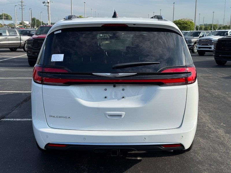 Chrysler Pacifica Vehicle Full-screen Gallery Image 4