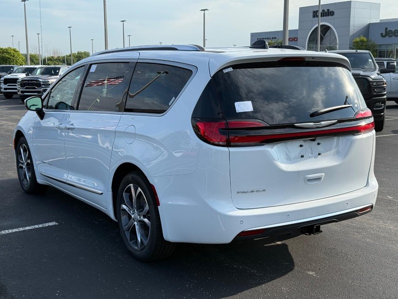 Chrysler Pacifica Vehicle Full-screen Gallery Image 5