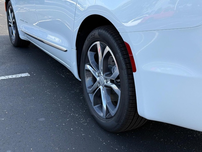 Chrysler Pacifica Vehicle Full-screen Gallery Image 6