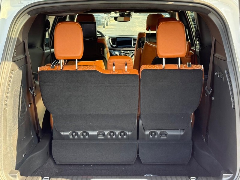 Chrysler Pacifica Vehicle Full-screen Gallery Image 7