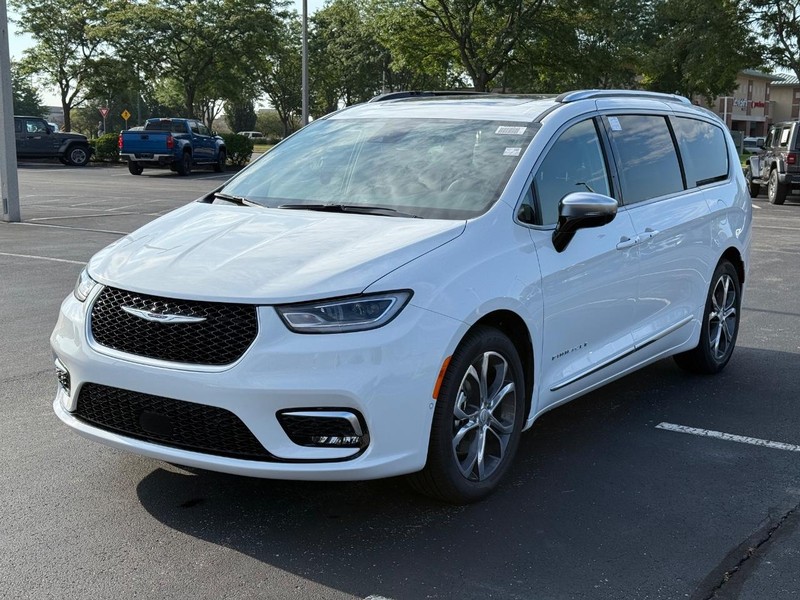 Chrysler Pacifica Vehicle Full-screen Gallery Image 9