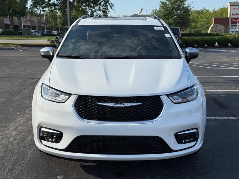 Chrysler Pacifica Vehicle Full-screen Gallery Image 10