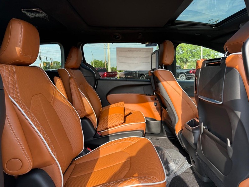 Chrysler Pacifica Vehicle Full-screen Gallery Image 11