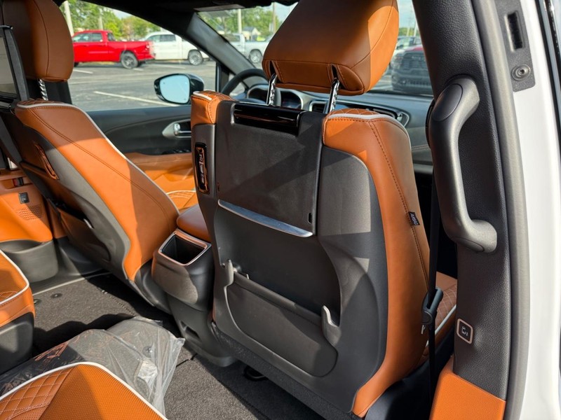 Chrysler Pacifica Vehicle Full-screen Gallery Image 12