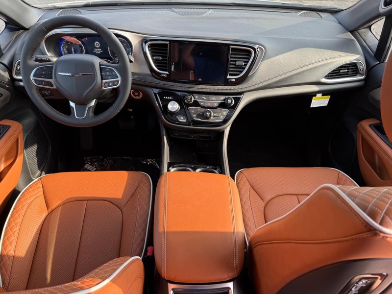 Chrysler Pacifica Vehicle Full-screen Gallery Image 15