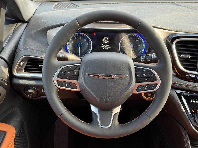 Chrysler Pacifica Vehicle Full-screen Gallery Image 16