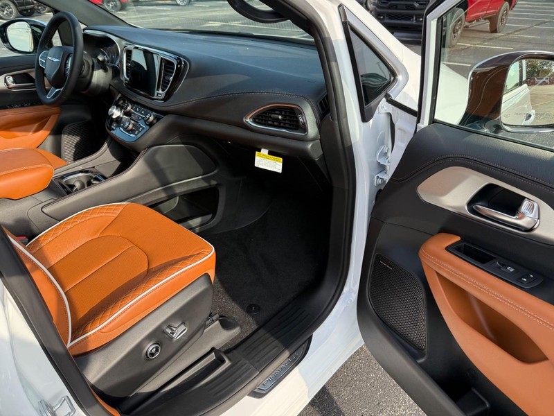 Chrysler Pacifica Vehicle Full-screen Gallery Image 17