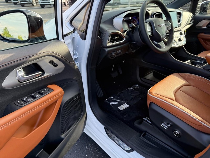 Chrysler Pacifica Vehicle Full-screen Gallery Image 19