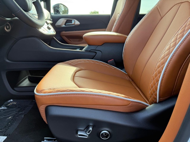 Chrysler Pacifica Vehicle Full-screen Gallery Image 20