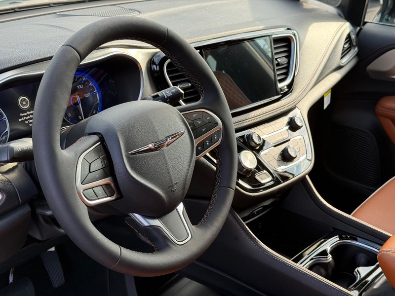 Chrysler Pacifica Vehicle Full-screen Gallery Image 21