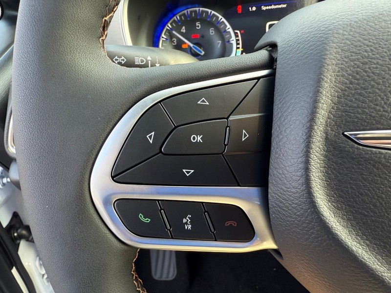 Chrysler Pacifica Vehicle Full-screen Gallery Image 22