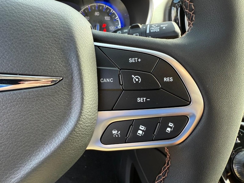 Chrysler Pacifica Vehicle Full-screen Gallery Image 23