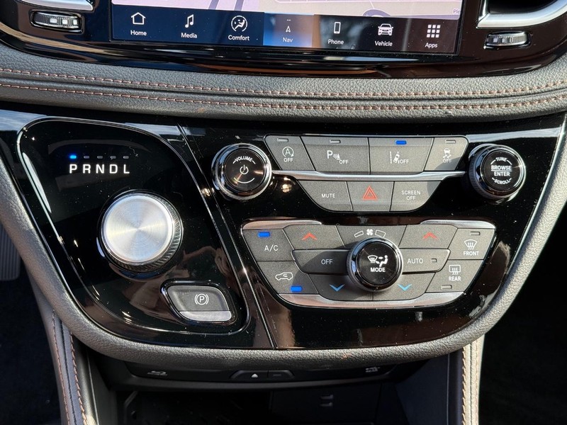 Chrysler Pacifica Vehicle Full-screen Gallery Image 27