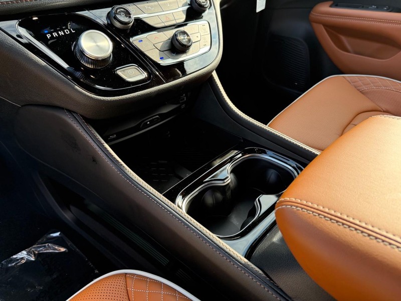 Chrysler Pacifica Vehicle Full-screen Gallery Image 28