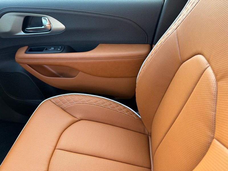 Chrysler Pacifica Vehicle Full-screen Gallery Image 29