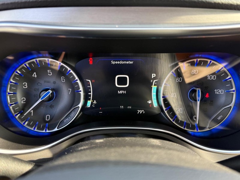 Chrysler Pacifica Vehicle Full-screen Gallery Image 30