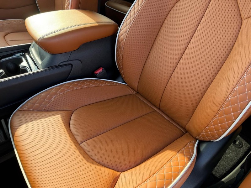 Chrysler Pacifica Vehicle Full-screen Gallery Image 32