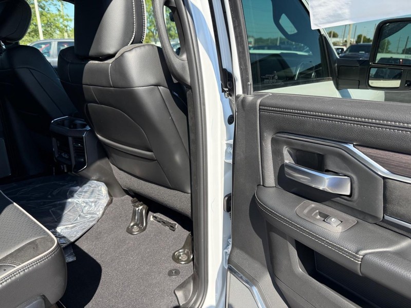 Ram 2500 Vehicle Full-screen Gallery Image 11