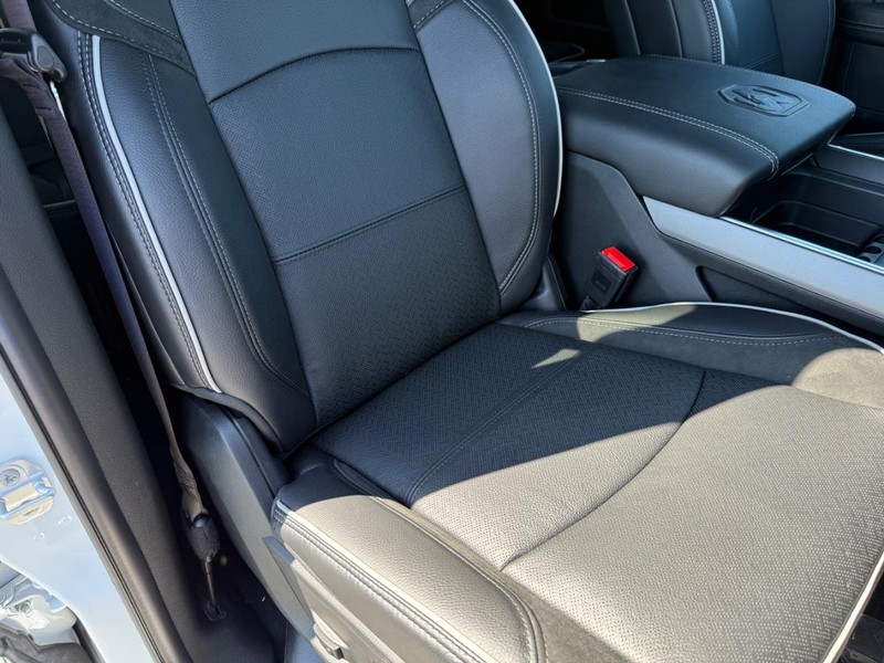 Ram 2500 Vehicle Full-screen Gallery Image 16