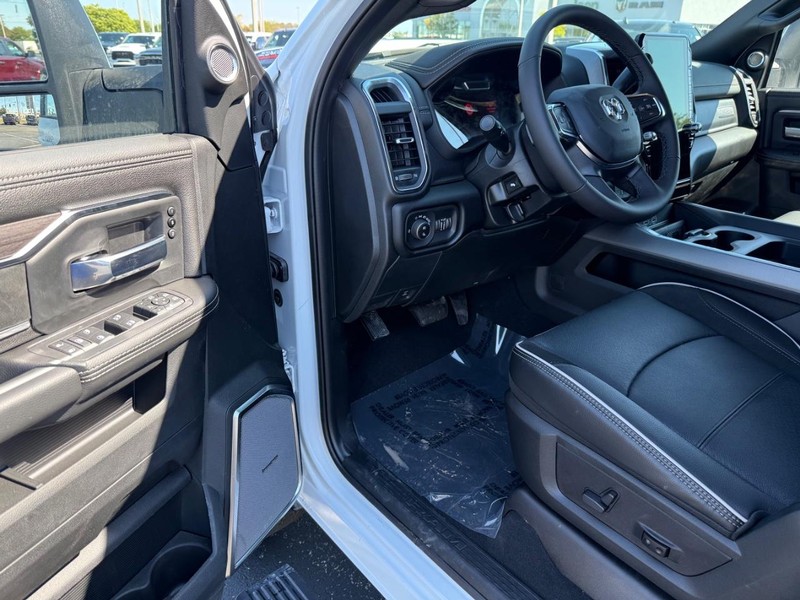 Ram 2500 Vehicle Full-screen Gallery Image 17