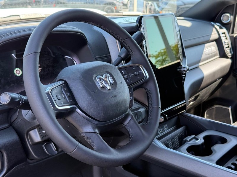 Ram 2500 Vehicle Full-screen Gallery Image 19