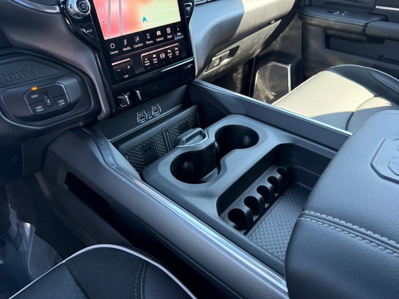 Ram 2500 Vehicle Full-screen Gallery Image 25