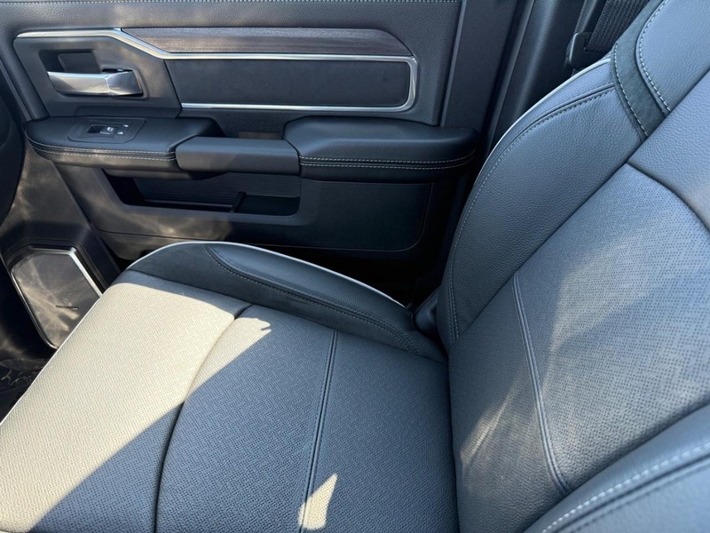 Ram 2500 Vehicle Full-screen Gallery Image 26