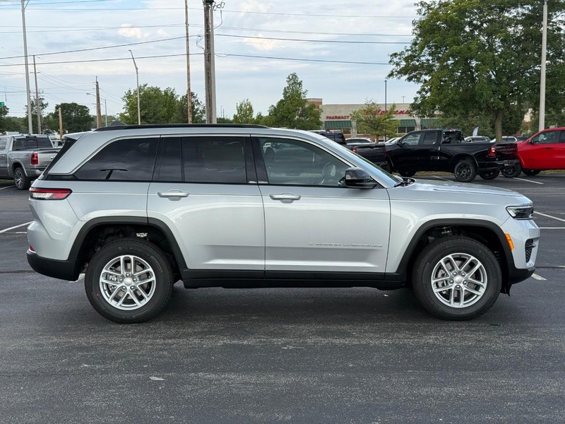 Jeep Grand Cherokee Vehicle Full-screen Gallery Image 2