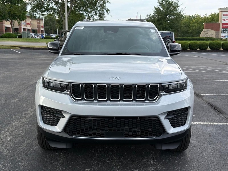 Jeep Grand Cherokee Vehicle Full-screen Gallery Image 10