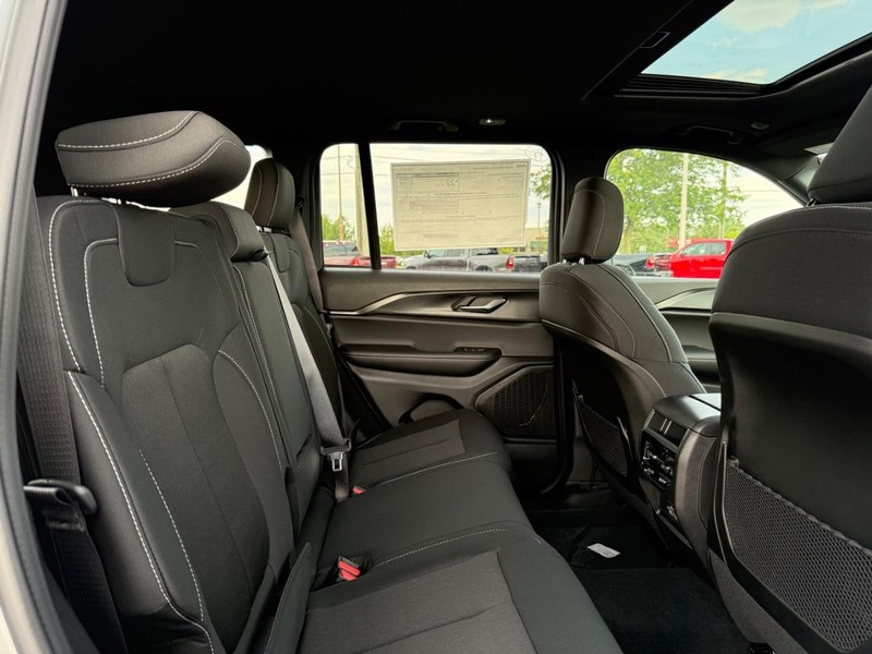 Jeep Grand Cherokee Vehicle Full-screen Gallery Image 11