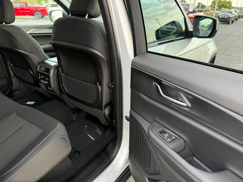 Jeep Grand Cherokee Vehicle Full-screen Gallery Image 12