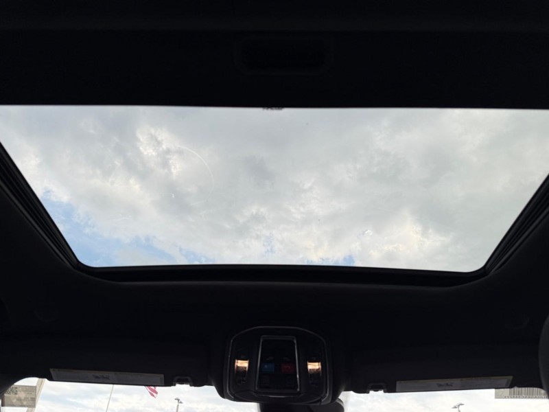 Jeep Grand Cherokee Vehicle Full-screen Gallery Image 13