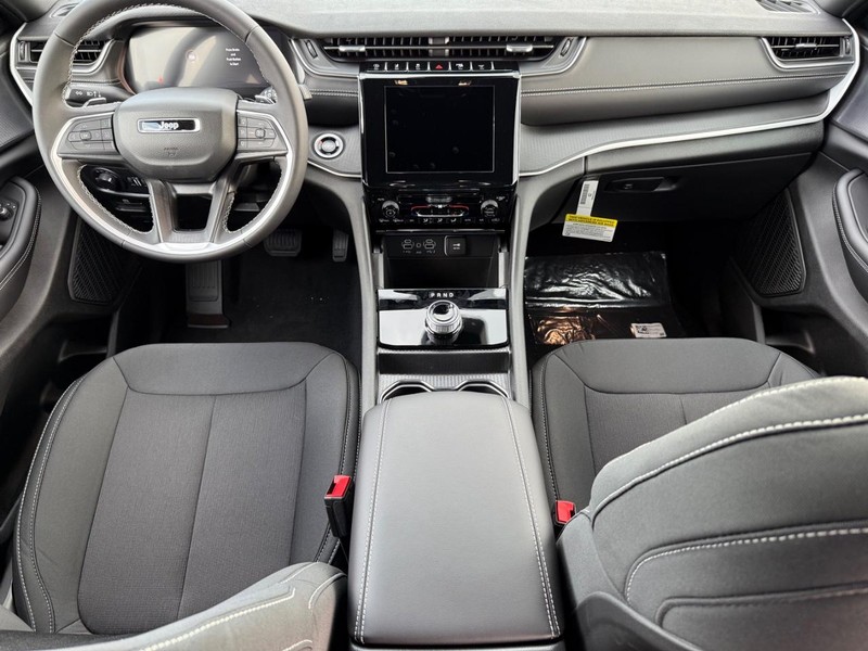 Jeep Grand Cherokee Vehicle Full-screen Gallery Image 14